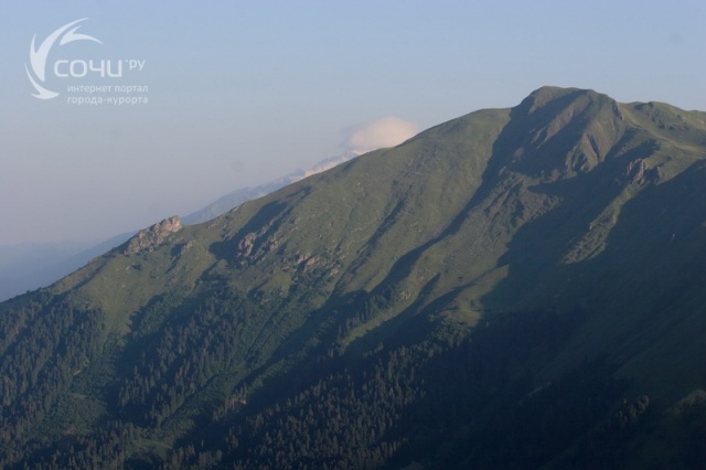 Скала Коготь и гора Бзерпи