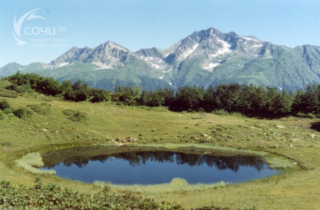 Озера Хмелевского в июле на фоне горы Чугуш