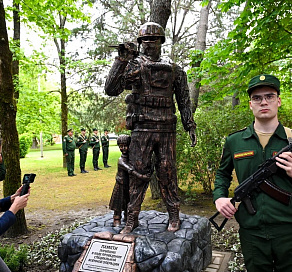 В Сочи торжественно открыли памятник погибшим воинам СВО