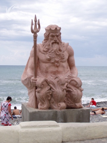 Скульптура Нептуна на набережной Сочи