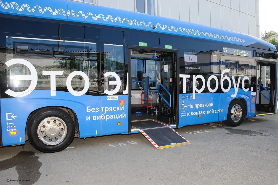 Первый электробус маршрута м99 вышел. Новый электробус КАМАЗ 6282. Электробус КАМАЗ-6282 гармошка. Сочи электробус е321. Электробус КАМАЗ-6282 салон водителя.