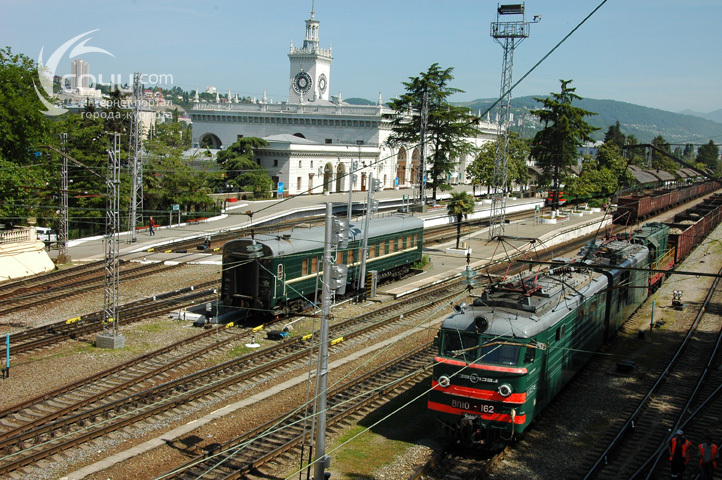 Поезд ростов сухуми. Станция Сухум Абхазия поезда. Железная дорога Туапсе Сухуми. Железная дорога Сочи Сухум. ЖД вокзал Сухум Абхазия платформа.
