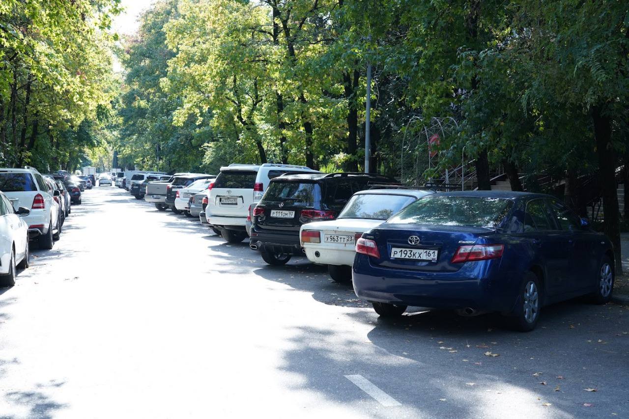 Парковки сочи. Улица с припаркованными автомобилями. Припаркованный автомобиль на площади. Машины администрации Сочи. Прибордюрная парковка.