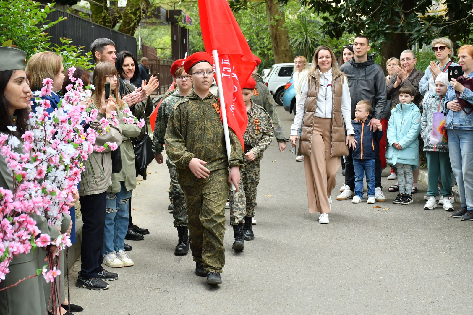 В Сочи проходит акция «Парад у дома ветерана» | 07.05.2023 | Сочи -  БезФормата