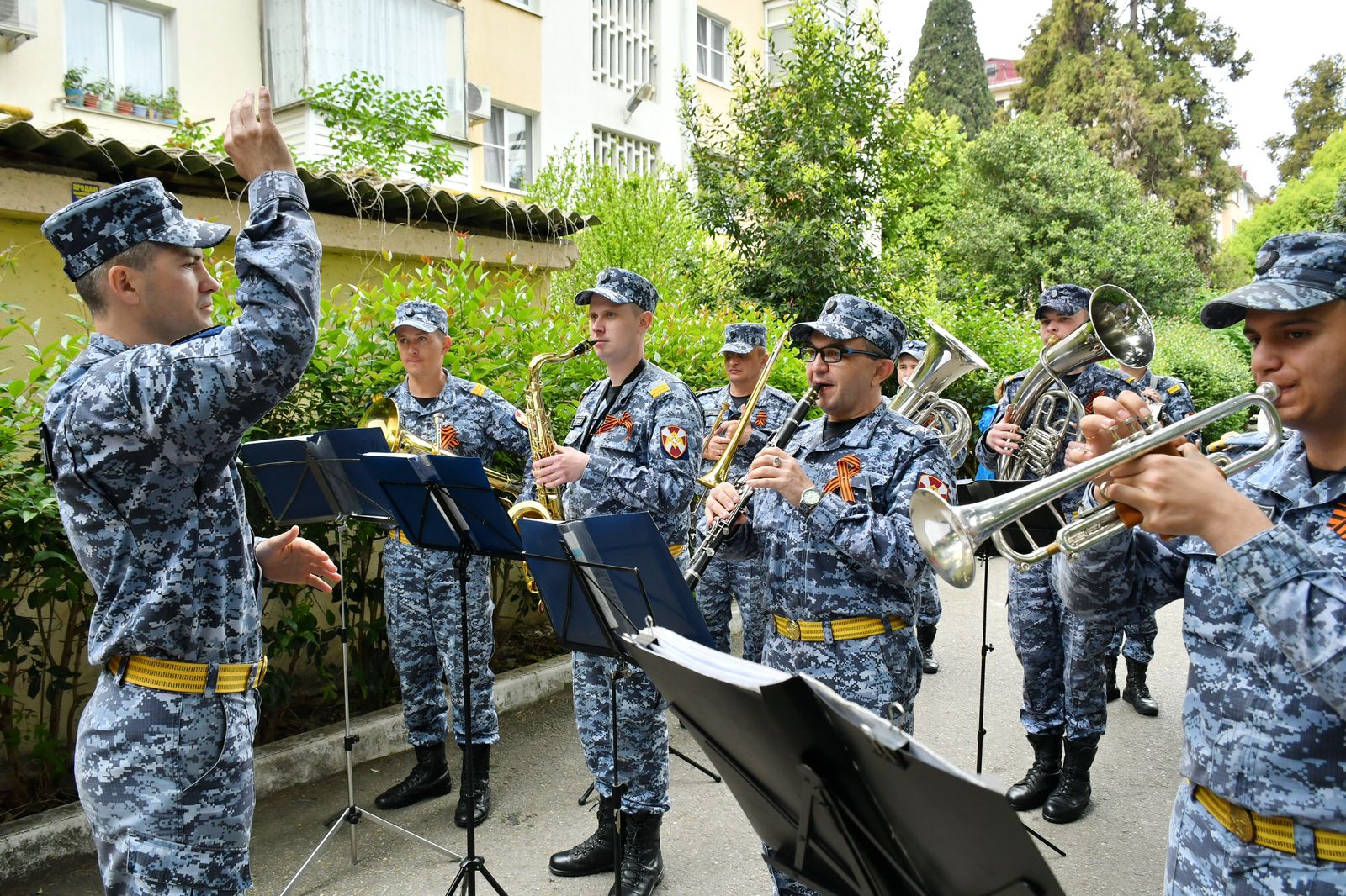 В Сочи проходит акция «Парад у дома ветерана» | 07.05.2023 | Сочи -  БезФормата