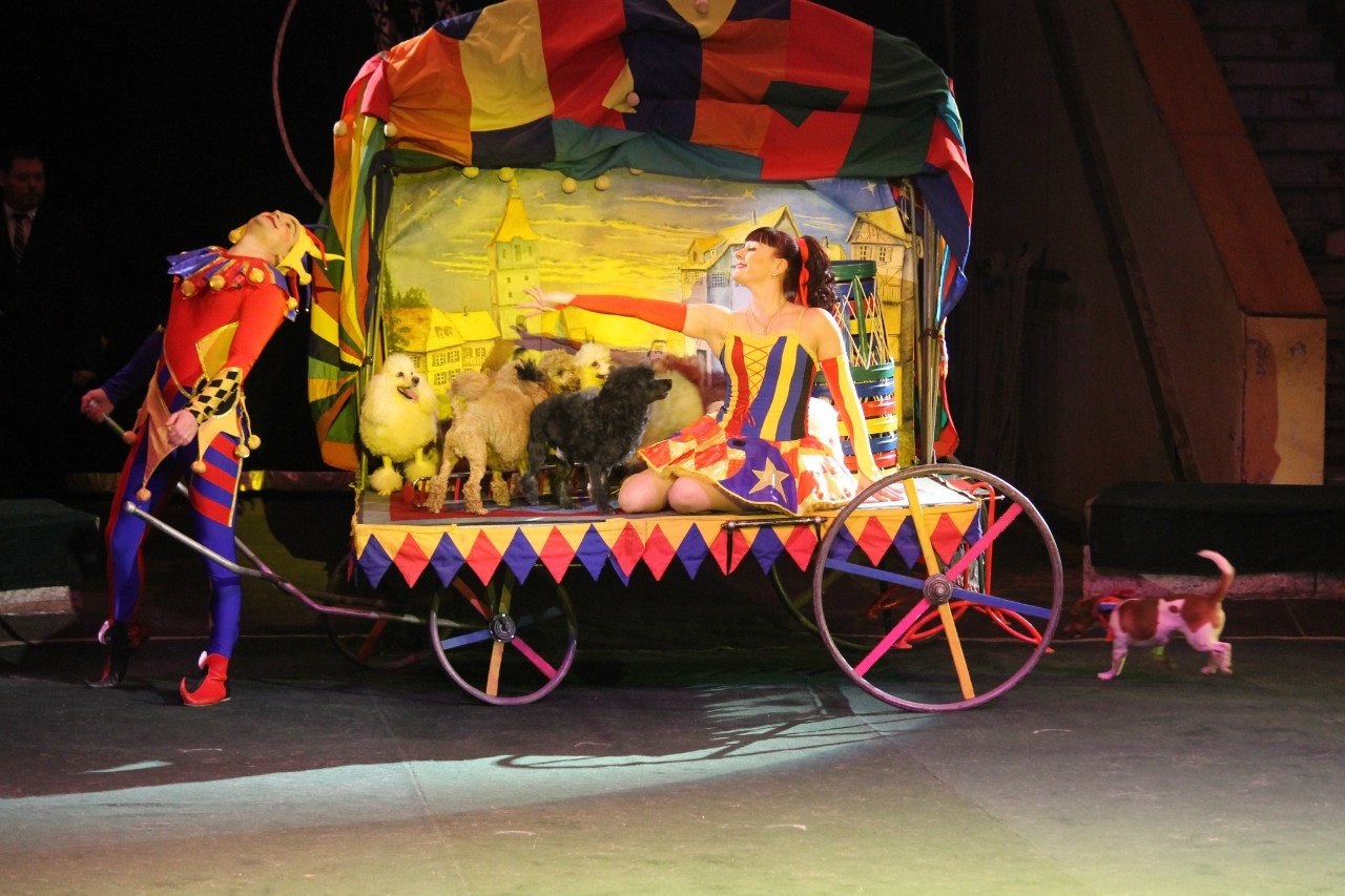 Балаган дэнни. Фургоны цирк шапито. Цирковое представление для детей. Передвижной театр. Цирковая повозка.