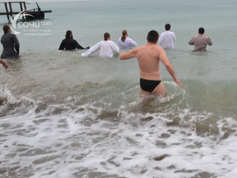 Сочи пляжи для купания. Бабушки купаются в море. Крещенские купания. Сочи крещение купание. Фото купание на крещение 2023г.