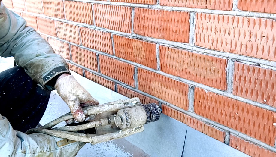 утепление фасада ппу. заполнение пустот в стенах пеной. заливочный пенополиуретан. пеноизол стены. заполнение пустот пенополиуретаном.