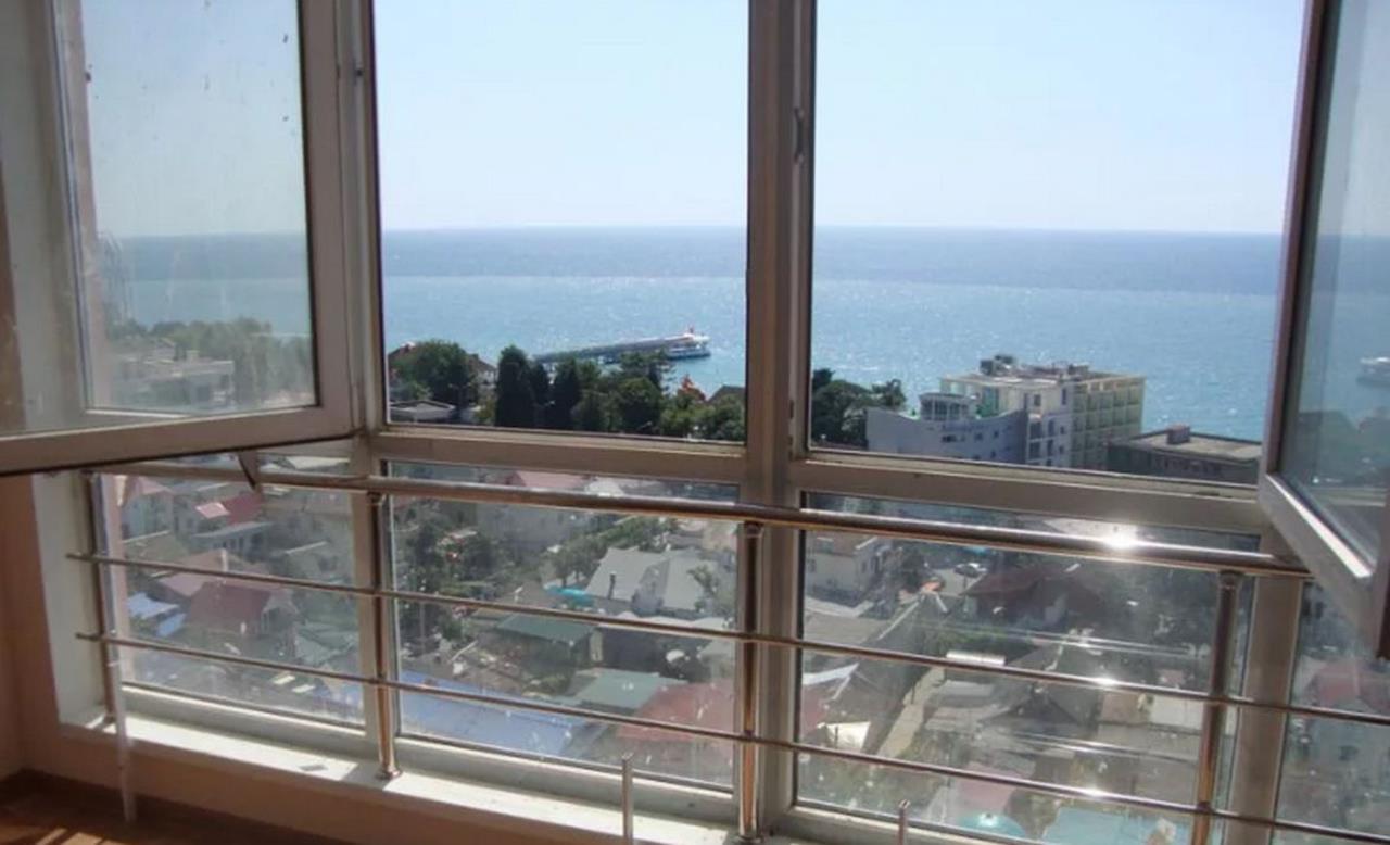 Купить окна в сочи. Ялта квартира с панорамными окнами. Квартира в Сочи с панорамными окнами видом на море. Вид из окна квартиры в Сочи. Квартира у моря Адлер вид из окна.
