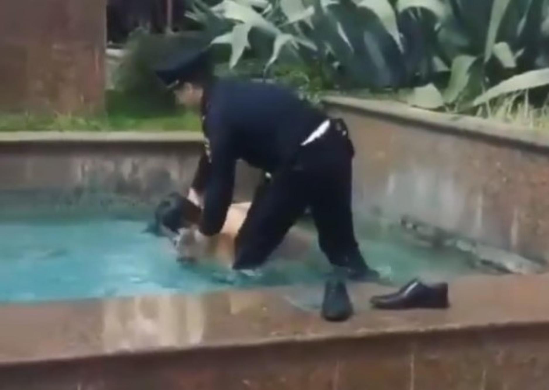 Новость: Голая женщина искупалась в фонтане в центре Сочи. Видео