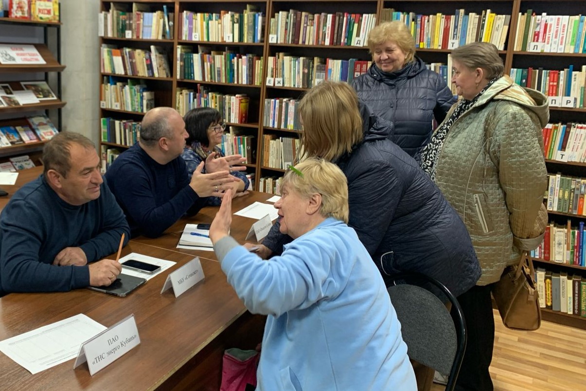 секретарь и посетитель. специалист по работе с гражданами. офисный работник. специалист по работе с гражданами. иностранные сотрудники.