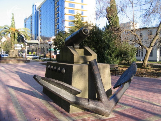Памятник "Якорь и пушка"