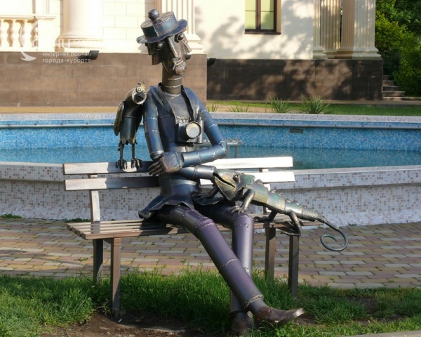 Скульптура у здания Художественного музея