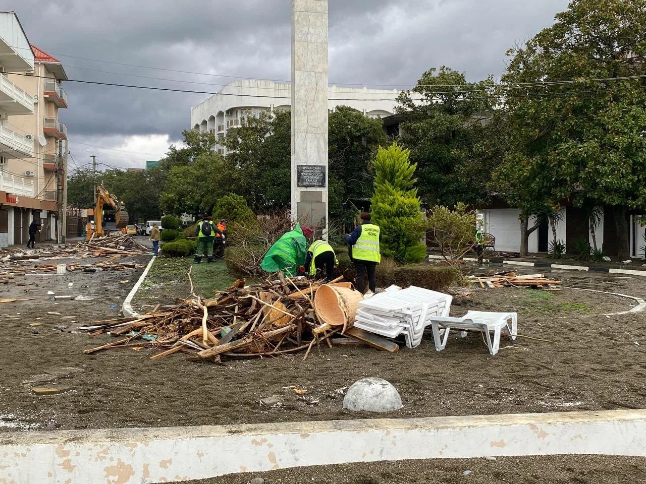 В Сочи после сильного шторма начали приводить в порядок пляжи и набережные  | 28.11.2023 | Сочи - БезФормата