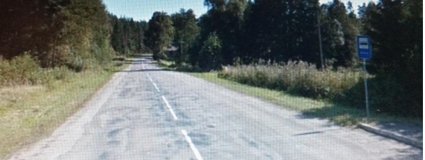 Фото №7.Автобусная площадка (на фото справа), от которой шли следы по обочине от правых колёс машины В. Цоя. 