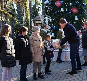 Глава Сочи Алексей Копайгородский вручил подарки детям, загаданные на «Елке желаний» 