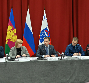 Глава Сочи Андрей Прошунин провел встречу с жителями микрорайона Мамайка