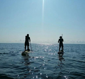 Туристов на сапах едва не унесло в море в Сочи