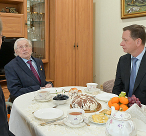 Глава Сочи Андрей Прошунин поздравил Почетного гражданина города Павла Сюткина с Днем Героев Отечества