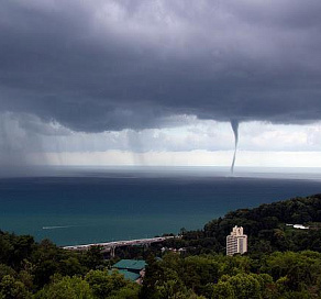 В Сочи до конца дня прогнозируются смерчи