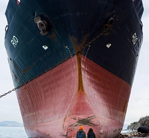 Иностранное судно выбросило на берег во время шторма в Черном море