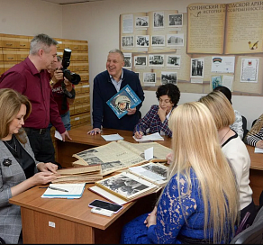 Сочинские журналисты в рамках акции «Звезда Юрия Гагарина» ознакомились с редкими документами городского архива