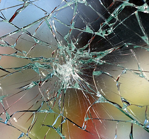 В Сочи подросток разбил стекло в «Ласточке»