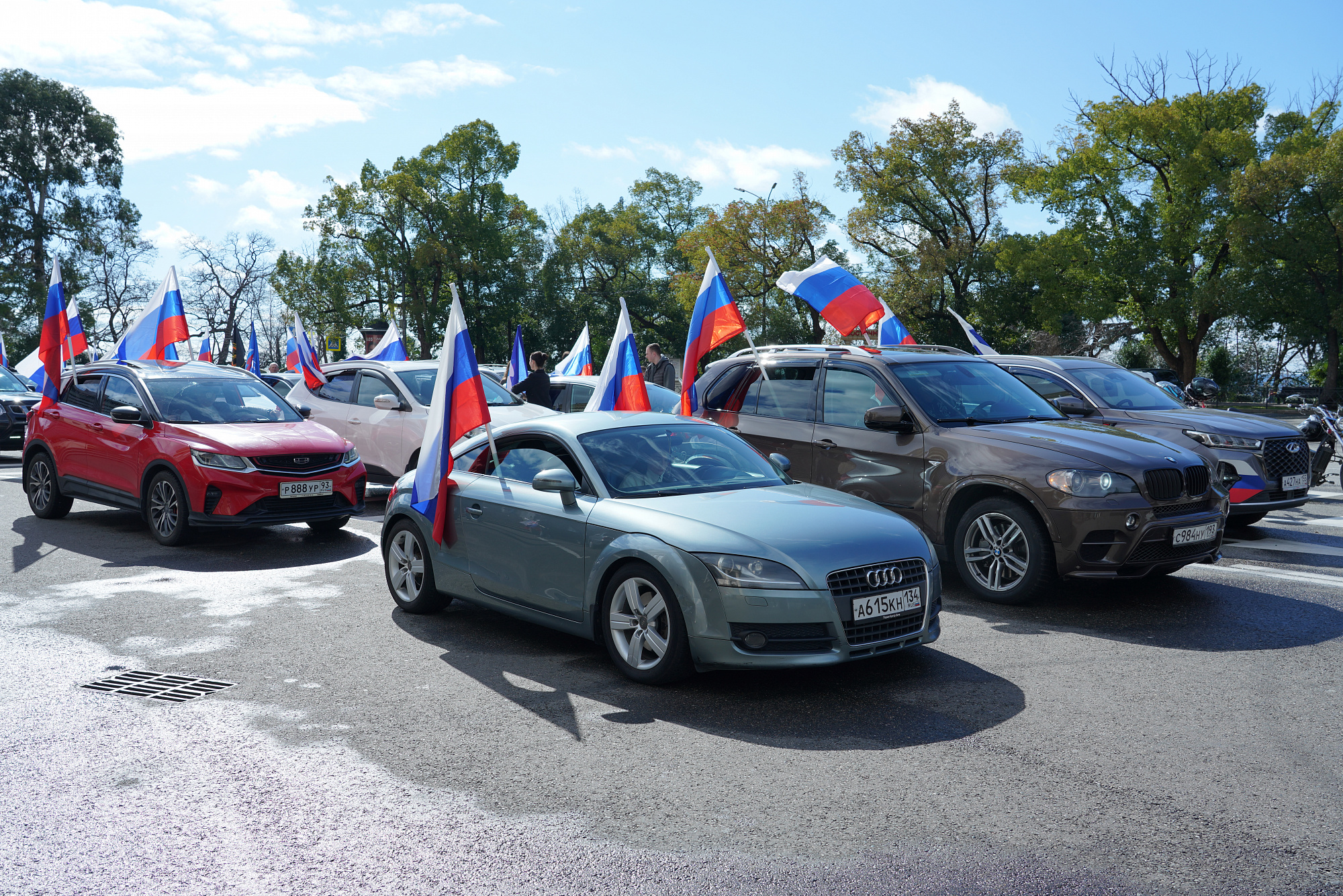 Новость: В Сочи в День защитника Отечества прошел праздничный авто-мотопробег  в поддержку участников СВО