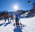 «Роза Хутор» провел 1700 часов занятий горными лыжами для особенных детей