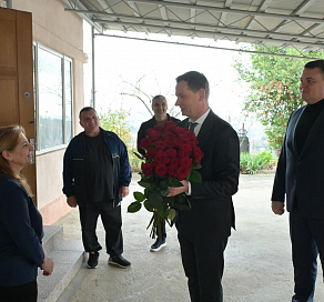 Глава Сочи Андрей Прошунин поздравил родных Героя России Сергея Терзияна