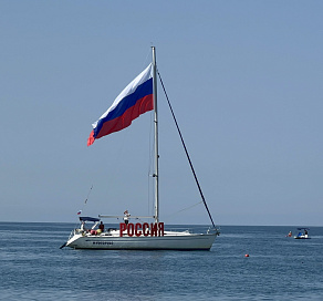 В Сочи Флаг России подняли на воздушном шаре, на горном перевале и на море