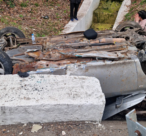 В Сочи 19-летнего водителя зажало в перевернутом авто