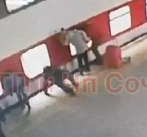 В Сочи маленькая девочка упала под колеса поезда. Видео