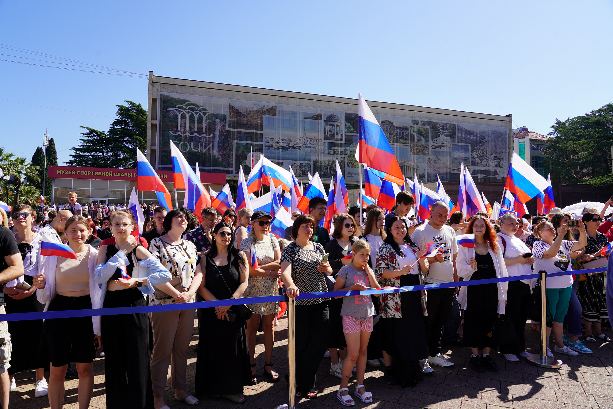 Новость: В Сочи празднование Дня России началось с торжественного поднятия  флагов РФ