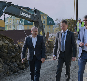 Глава Сочи Андрей Прошунин ознакомился с ходом работ по восстановлению оползневого участка дороги в Адлерском районе