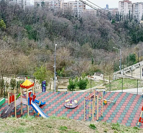 В  Центральном районе Сочи в 2021 году благоустроено более 30 детских и спортивных площадок