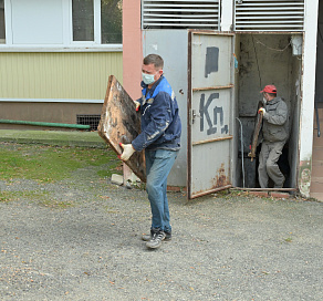 В Сочи продолжается плановая работа по очистке подвалов многоквартирных домов