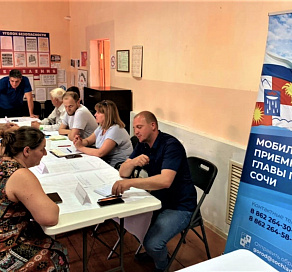 Специалисты мобильной приемной главы Сочи ответили на вопросы жителей Барановки