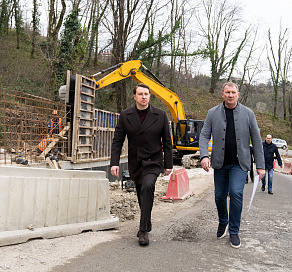 В Сочи завершается ремонт оползневого участка дороги в Адлерском районе