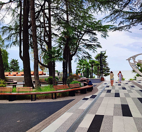 В бархатный сезон на отдыхе в Сочи единовременно находятся 180 тысяч человек