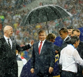 «Сухим остался только Путин»: западные СМИ возмутил зонт президента