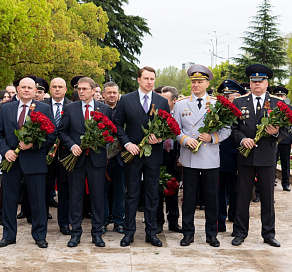 В Сочи прошла церемония возложения цветов к мемориалу «Подвиг во имя жизни»