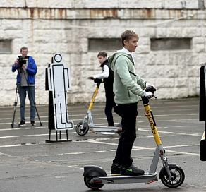 Сочинских старшеклассников обучили правилам передвижения на электросамокатах