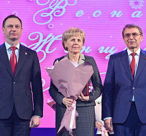 Глава Сочи Андрей Прошунин поздравил выдающихся сочинок с Международным женским днем