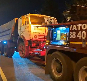 В Сочи продолжается эвакуация грузового транспорта, припаркованного с нарушениями