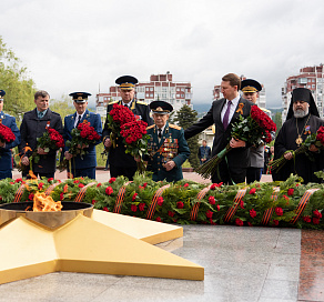 Глава Сочи Алексей Копайгородский 9 Мая возложил цветы к Вечному Огню на Завокзальном мемориальном комплексе