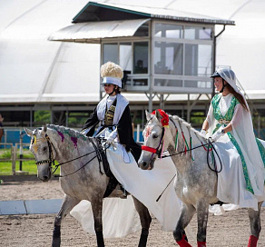 Порядка 80 спортивных пар участвовали в конном карнавале в Сочи