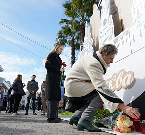 Сочинцы несут цветы к стихийному мемориалу в память о жертвах теракта в «Крокус Сити Холле» 