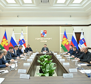 Глава Сочи Андрей Прошунин поручил усилить контроль за несанкционированным сбросом мусора на контейнерных площадках