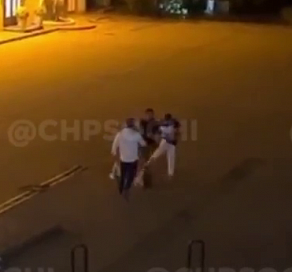 В центре Сочи мужчина жестоко избил девушку